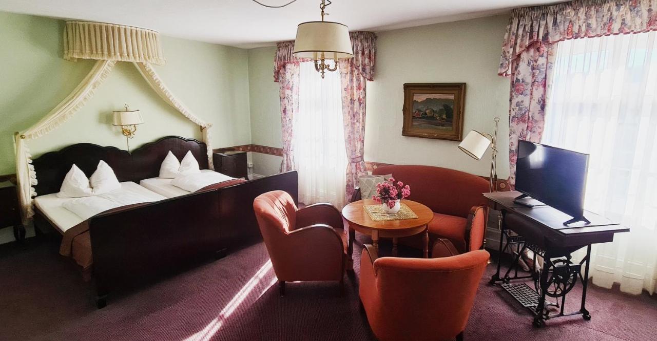Historisches Hotel Zum Schwan バート・カールスハーフェン エクステリア 写真