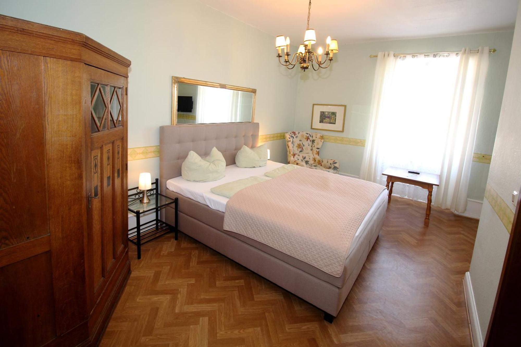 Historisches Hotel Zum Schwan バート・カールスハーフェン エクステリア 写真