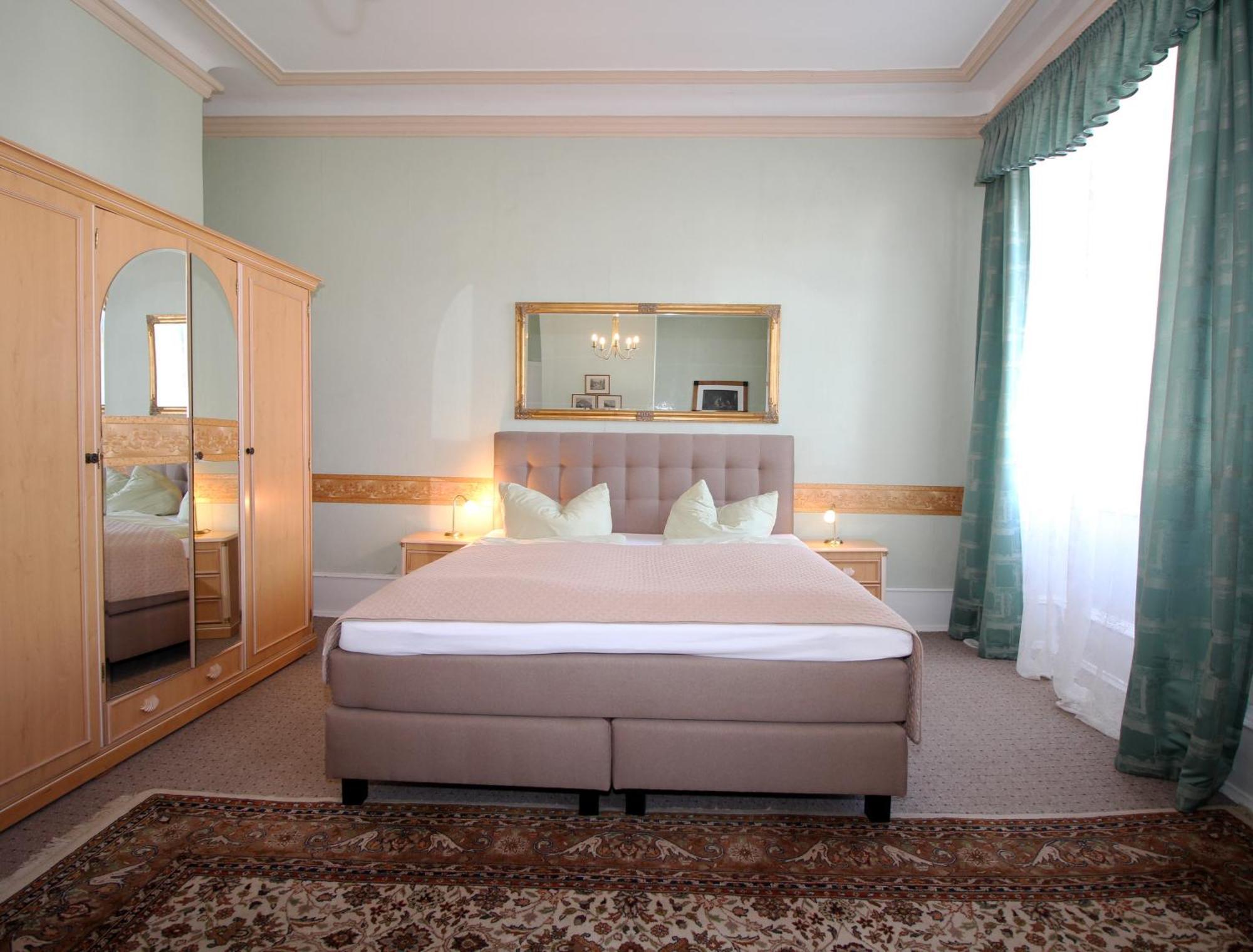Historisches Hotel Zum Schwan バート・カールスハーフェン エクステリア 写真