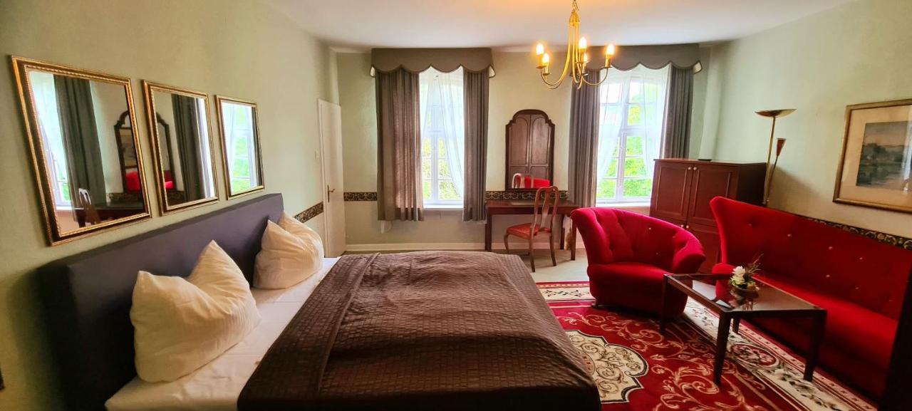 Historisches Hotel Zum Schwan バート・カールスハーフェン エクステリア 写真